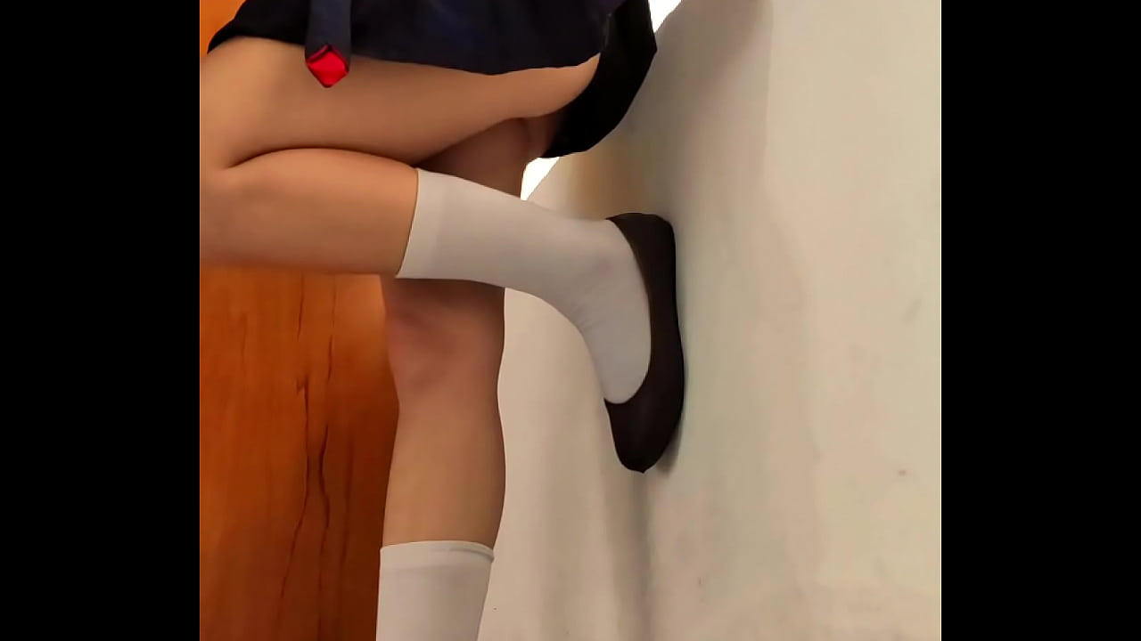Ung skolflicka knullad och sperma stående vid fönstret i ett tomt klassrum