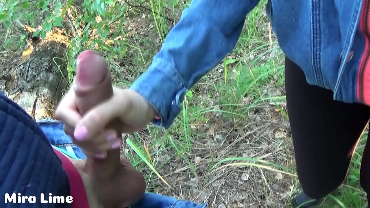 Styvfar och dotter knullar i skogen medan mamma inte ser det